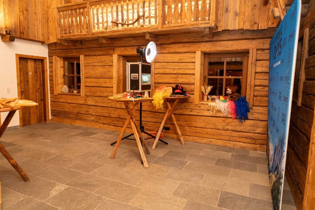 321Cheese Fotobox mit Ringlicht und Requisiten im festlich dekorierten Eventraum